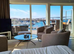 A seating area at Hotell Kungshamn Suites