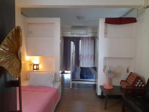 1 dormitorio con 2 camas y ventana con ventilador en 59Indyhouse en Bangkok