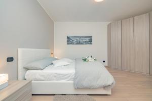 Postel nebo postele na pokoji v ubytování Milan Forum Camelia Guesthouse
