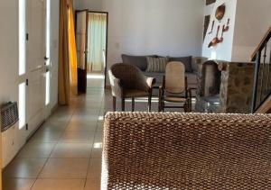 sala de estar con sofá y sillas en Casa por los caminos del vino en Maipú
