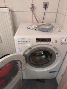 - Lavadora y secadora en una habitación pequeña en L8 Street Ladenburg Mannheim - Mitarbeiterwohnung zum Bestpreis finden, en Ladenburg