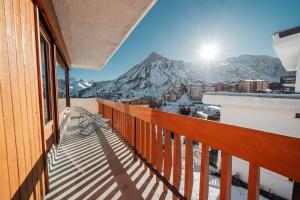 a balcony with a view of a mountain at Appartement Pixel by ExplorHome in Tignes