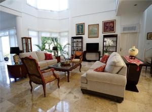 沙努尔Guildwood Villa Bali的带沙发和桌子的客厅