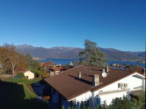 Casa blanca con techo marrón en Appartamento Raffaello, en Stresa