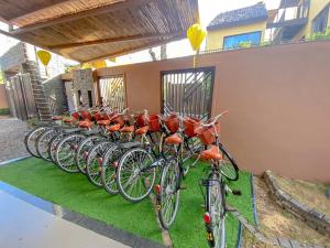 een rij fietsen geparkeerd naast een gebouw bij The Linh Seaside Villa Hoi An in Hội An