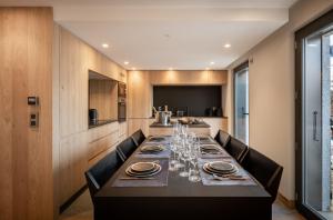 une salle à manger avec une grande table et des chaises dans l'établissement EcrinBlanc - Appartement Haut de Gamme - Balcon avec vue - Centre de Megève, à Megève