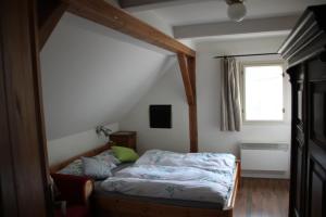 een kleine slaapkamer met een bed op zolder bij Jizera Cottage in Rokytnice nad Jizerou