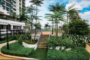 Κήπος έξω από το Apartment In Mid-Valley Southkey/ 1 Bedroom/ 3 Pax