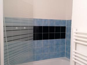 a bathroom with blue tiles and a bath tub at Appartement Saint-François-Longchamp, 2 pièces, 4 personnes - FR-1-635-54 in Saint-François-Longchamp