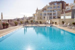 Piscine de l'établissement Charming 2BR home w/access to pool in Marsaskala by 360 Estates ou située à proximité