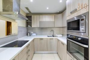 Cuisine ou kitchenette dans l'établissement Charming 2BR home w/access to pool in Marsaskala by 360 Estates