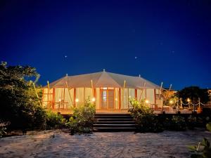 a building with a tent at night at Eco Del Mar in Pedernales