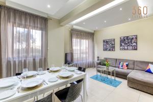 Coin salon dans l'établissement Charming 2BR home w/access to pool in Marsaskala by 360 Estates