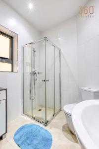 Salle de bains dans l'établissement Charming 2BR home w/access to pool in Marsaskala by 360 Estates