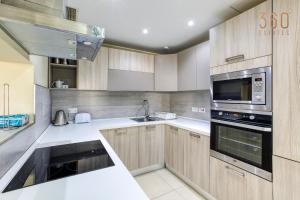 Cuisine ou kitchenette dans l'établissement Charming 2BR home w/access to pool in Marsaskala by 360 Estates