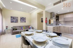 Coin salon dans l'établissement Charming 2BR home w/access to pool in Marsaskala by 360 Estates