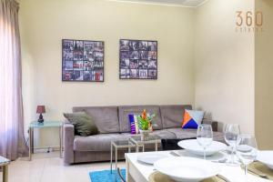 Coin salon dans l'établissement Charming 2BR home w/access to pool in Marsaskala by 360 Estates