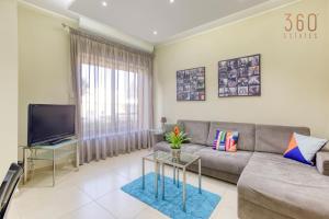 Télévision ou salle de divertissement dans l'établissement Charming 2BR home w/access to pool in Marsaskala by 360 Estates