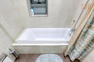 Salle de bains dans l'établissement Charming 2BR home w/access to pool in Marsaskala by 360 Estates