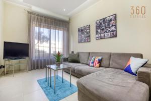 TV a/nebo společenská místnost v ubytování Charming 2BR home w/access to pool in Marsaskala by 360 Estates