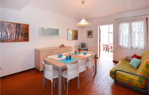 kuchnia i jadalnia ze stołem i krzesłami w obiekcie Holiday Village w Lignano Sabbiadoro