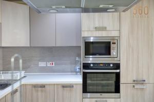 Cuisine ou kitchenette dans l'établissement Charming 2BR home w/access to pool in Marsaskala by 360 Estates