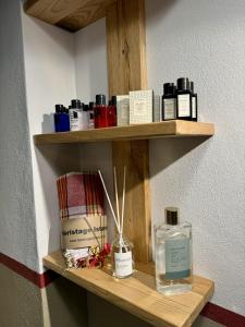 - une étagère en bois avec des bouteilles d'odorisants dans l'établissement Heristage Istanbul Galataport, à Istanbul