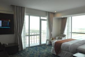 Postel nebo postele na pokoji v ubytování Sur Grand Hotel