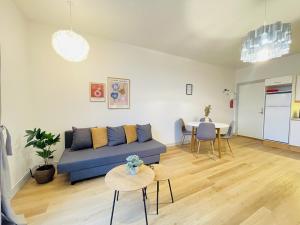 sala de estar con sofá azul y mesa en aday - The Swanky Suite, en Hjørring