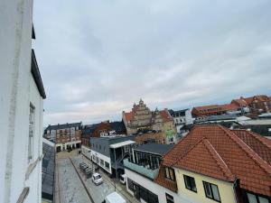una vista aerea di una città con edifici di aday - The Swanky Suite a Hjørring