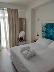Un dormitorio con una gran cama blanca y una ventana en Splendid Hotel Taormina en Taormina