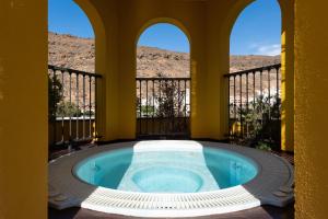 Bazén v ubytování Hotel Cordial Mogán Playa nebo v jeho okolí