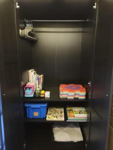 un armario negro con libros y otros artículos. en Hausboot AHOY Masal, en Lübeck