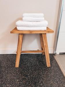 una pila de toallas sobre una mesa de madera en Kyritzer Budenhaus Nr 103, en Kyritz