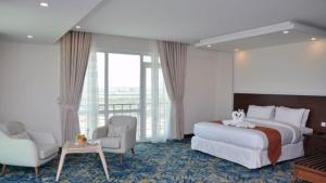 Postel nebo postele na pokoji v ubytování Sur Grand Hotel