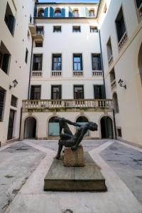 una estatua delante de un edificio en Residenza Corso Palladio 159 en Vicenza