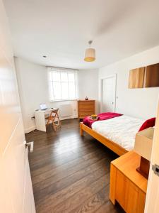 een slaapkamer met een bed en een bureau. bij Ideal for Contractors in Reading with Free Parking in Reading