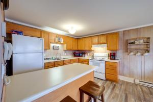 Beech Mountain Condo with Community Pool and Game Room的厨房或小厨房