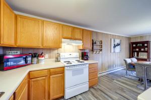 Beech Mountain Condo with Community Pool and Game Room的厨房或小厨房