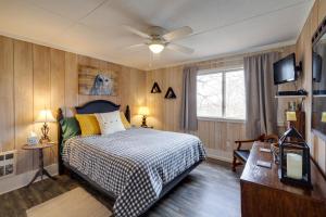 Beech Mountain Condo with Community Pool and Game Room客房内的一张或多张床位