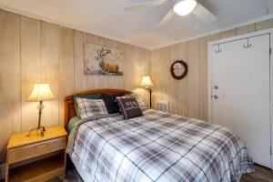 Beech Mountain Condo with Community Pool and Game Room客房内的一张或多张床位