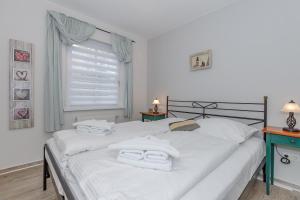 um quarto com 2 camas e toalhas em Apartmenthaus Strandstraße 16 em Kühlungsborn