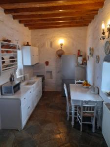 cocina con mesa y nevera en Paros traditional house en Episkopianá