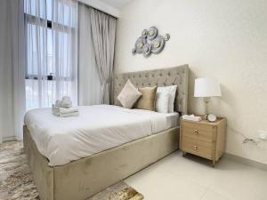 Postel nebo postele na pokoji v ubytování Key View Burj Crown