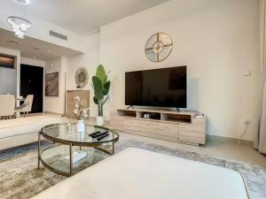 TV a/nebo společenská místnost v ubytování Key View Burj Crown