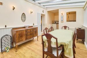 uma cozinha e sala de jantar com mesa e cadeiras em Host & Stay - Admiral's Rest em Broadstairs