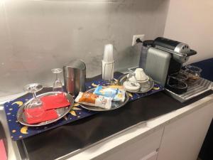 ein Tablett mit Essen auf einer Küchentheke in der Unterkunft Villa Camilla Milano in Mailand