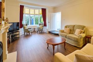 uma sala de estar com um sofá e uma mesa em Host & Stay - Admiral's Rest em Broadstairs