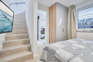 - une chambre avec un escalier et un lit dans l'établissement Schützenstraße 15 La Mer, à Grömitz