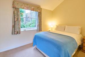 um quarto com uma cama e uma janela em Host & Stay - Admiral's Rest em Broadstairs